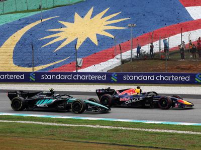 Kaotično dirko dobil Verstappen, Russell odstopil, velika vrnitev Hamiltona