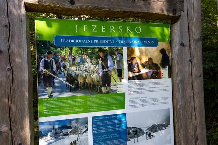 Na Jezerskem imajo številne informativne table o zgodovini, dogodkih in naravnih lepotah teh krajev. | Foto: Matej Podgoršek