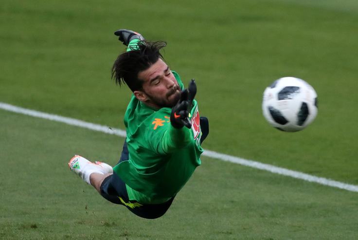 Eden od najodmevnejših prestopov v poletnem prestopnem roku je bil Liverpoolov nakup Alissona Beckerja. | Foto: Reuters
