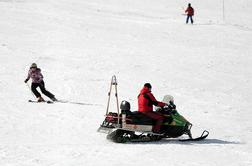 V Kranjski Gori trčila v smučarja in pobegnila