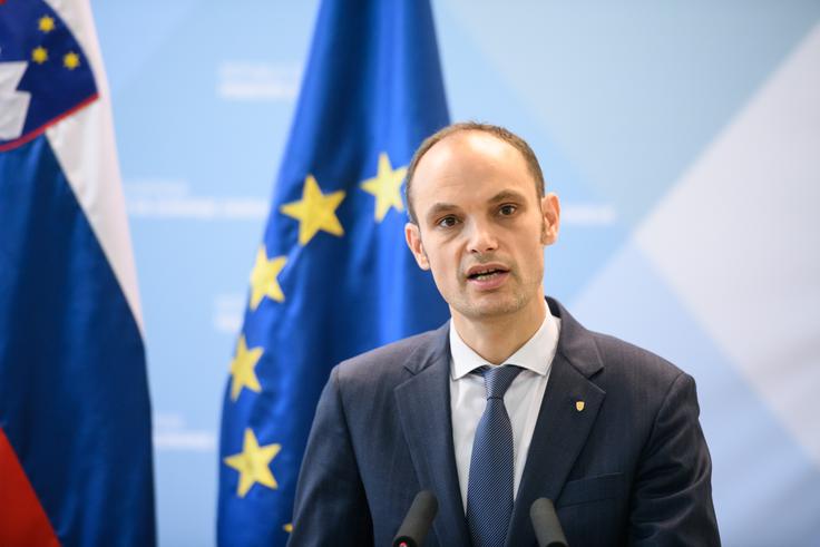"Zavračam vse insinuacije in vas pozivam, da ne zlorabljate meddržavnih odnosov za neko politično agendo, ki škodi obema državama," je dejal Logar. | Foto: STA ,