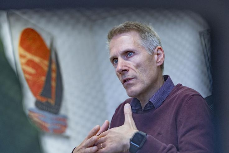 "Z zgodnjim pristopom lahko majhne države, kot je Slovenija, postanejo soustvarjalke standardov in tehnologij, ne zgolj pozni uporabniki tujih rešitev," pravi Bajec. | Foto: Ana Kovač