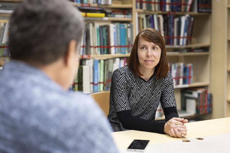 Informacijska specialistka za raziskovalne podatke pri Centralni tehniški knjižnici Univerze v Ljubljani dr. Tea Romih je tudi koordinatorica projekta SPOZNAJ, katerega poglavitni namen je finančno vsestranska vpeljava načel odprte znanosti v slovenske javne raziskovalne organizacije v skladu z veljavno slovensko zakonodajo. | Foto: Bojan Puhek