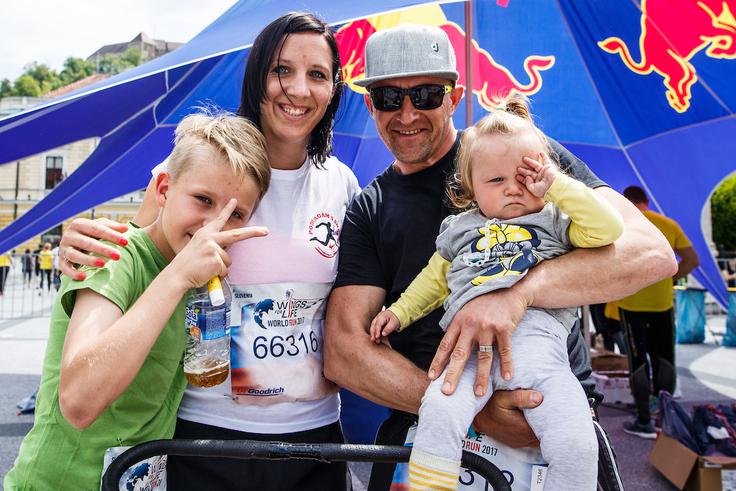 Z družino je tekel tudi znani triatlonec Matej Markovič, ki se pripravlja na poseben izziv, desetkratni ironman (38 km plavanja, 1800 km kolesarjenja in 422 km teka), ki se ga bo avgusta lotil v Švici.  "To bo po dolgih letih spet moja prava tekma," je povedal Markovič, ki je že dvakrat izpeljal projekt Srce Sloveniji, v okviru katere je zbiral sredstva za nakup šolskih potrebščin, za september pa napoveduje veliko presenečenje na področju humanitarnega dela. Oba z desetletnim sinom Majem sta se ustavila pri dobrih 16 kilometrih, žena Lana pa je vztrajala do 20. kilometra. | Foto: Grega Valančič/Sportida