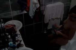 Suzana se je končno opogumila in pod prho stopila povsem gola (video)