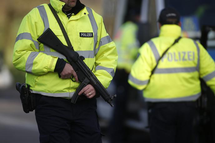 Nemška policija | Policisti so preiskali bližnjo stavbo in osumljenca našli z nožem v rokah, s katerim naj bi napadel deklici (slika je simbolična). | Foto Reuters