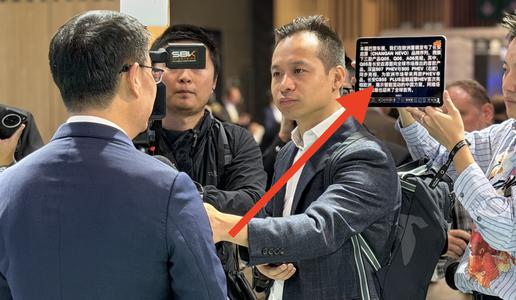 Ozadje: “plonklistki” tudi takrat, ko govori direktor #foto