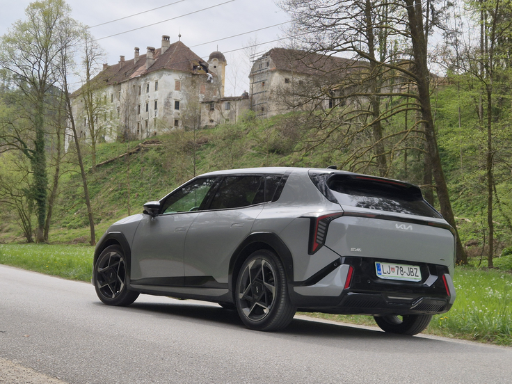 Karoseriji pripada soliden koeficient zračnega upora Cd 0,23. 443 centimetrov dolgi hatcback seveda ni esuvejevsko postaven, na gumah 215/50 R19 je podvozje dvignjeno 14 centimetrov. Zanimivo oblikovana platišča so v osnovi trikraka. | Foto: Aleš Črnivec