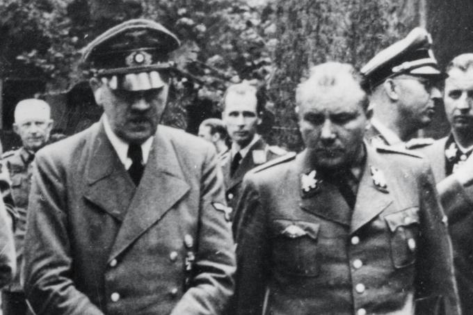 Adolf Hitler in Martin Bormann, eden njegovih najtesnejših zaupnikov in prvi mož štaba nacionalsocialistične stranke, leta 1944 po neuspešnem poskusu atentata na nemškega firerja. Med drugo svetovno vojno sta oba izrazila jasna stališča o tem, v katerih primerih nacisti cepljenje podpirajo in v katerih ne. | Foto: Thomas Hilmes/Wikimedia Commons