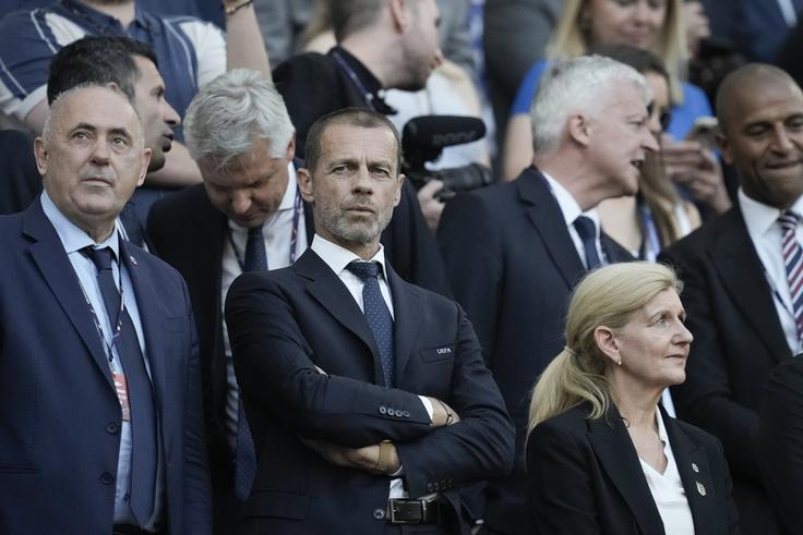 Predsednika NZS in Uefe na častni tribuni v Kölnu med dvobojem Slovenija - Anglija. | Foto: Guliverimage