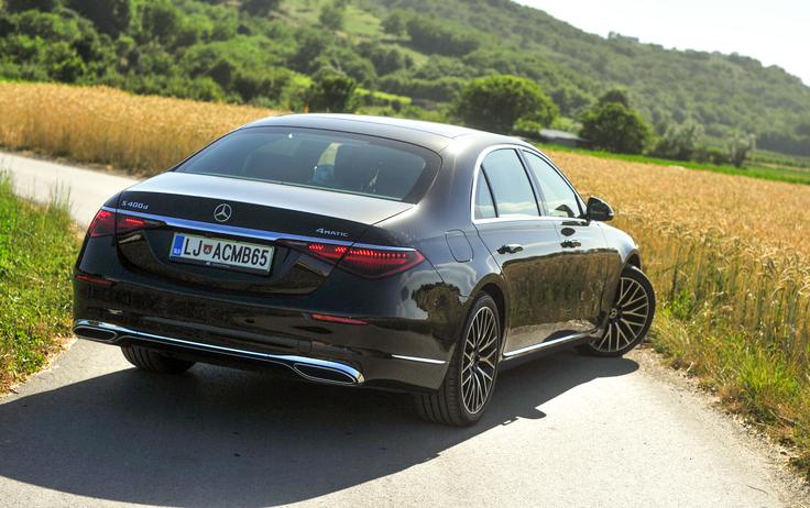 Mercedes-benz razred S z novo generacijo te limuzine ostaja kralj klasičnega premijskega razreda. Avtomobil je udoben in tehnološko prepričljiv, predvsem pa zaradi štirikolesnega krmiljenja na cesti zelo krotek in okreten.  | Foto: Gregor Pavšič
