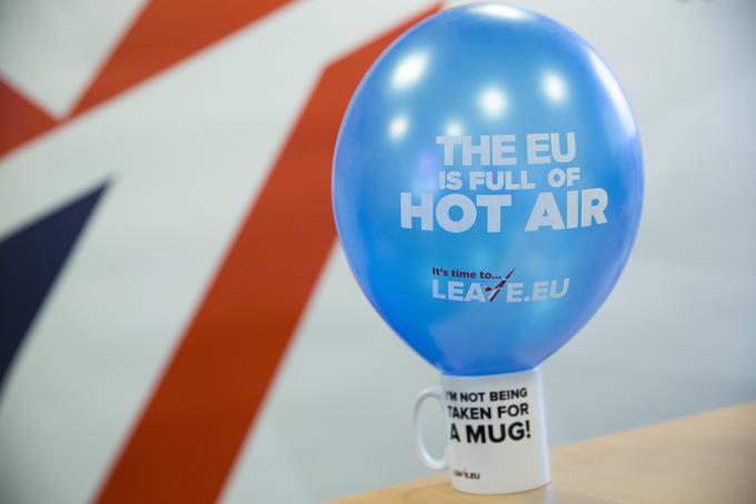 "Evropa je polna vročega zraka. Čas je, da zapustimo EU" in "Iz mene ne bodo delali bedaka" k odhodu iz EU spodbujajo zagovorniki brexita. | Foto: Reuters