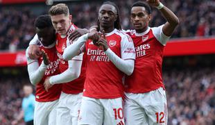 Arsenal se je utrdil v vodstvu, šok za City. Šeško do asistence ob zmagi Uniteda.