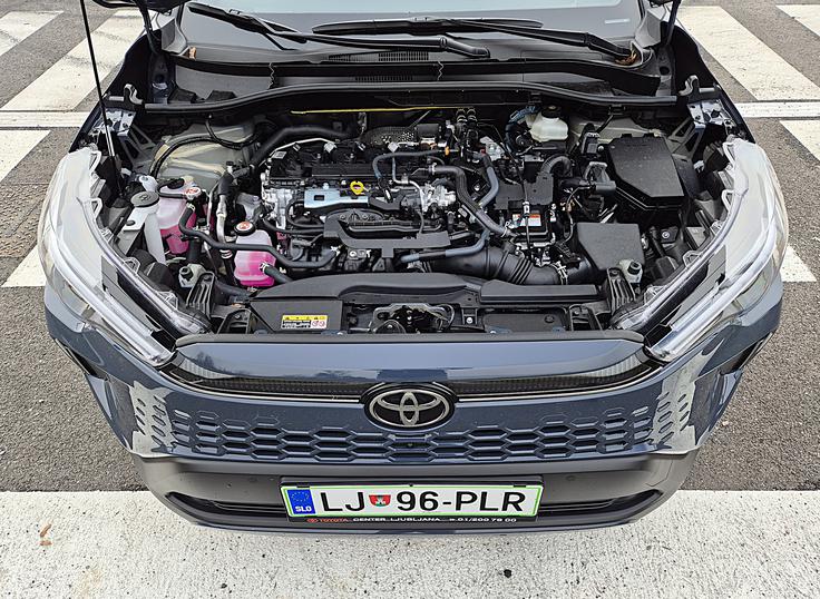 Sistemska moč 131 kilovatov zlahka premaguje 1.537 kilogramov težko vozilo. Povedano drugače, vsak konj vleče 8,63 kilograma vozila. Ampak spodnje točke za podporno palico pokrova pa ne najde vsak kar takoj. | Foto: Aleš Črnivec