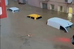Grozljive razmere v poplavljenem Istanbulu: 14-letnik umrl zaradi električnega udara #video