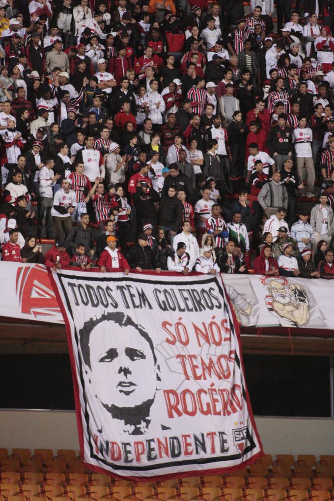 Navijači Sao Paula so zapisali: "Vsi imajo vratarje, le mi imamo Rogeria." | Foto: Guliverimage/Vladimir Fedorenko