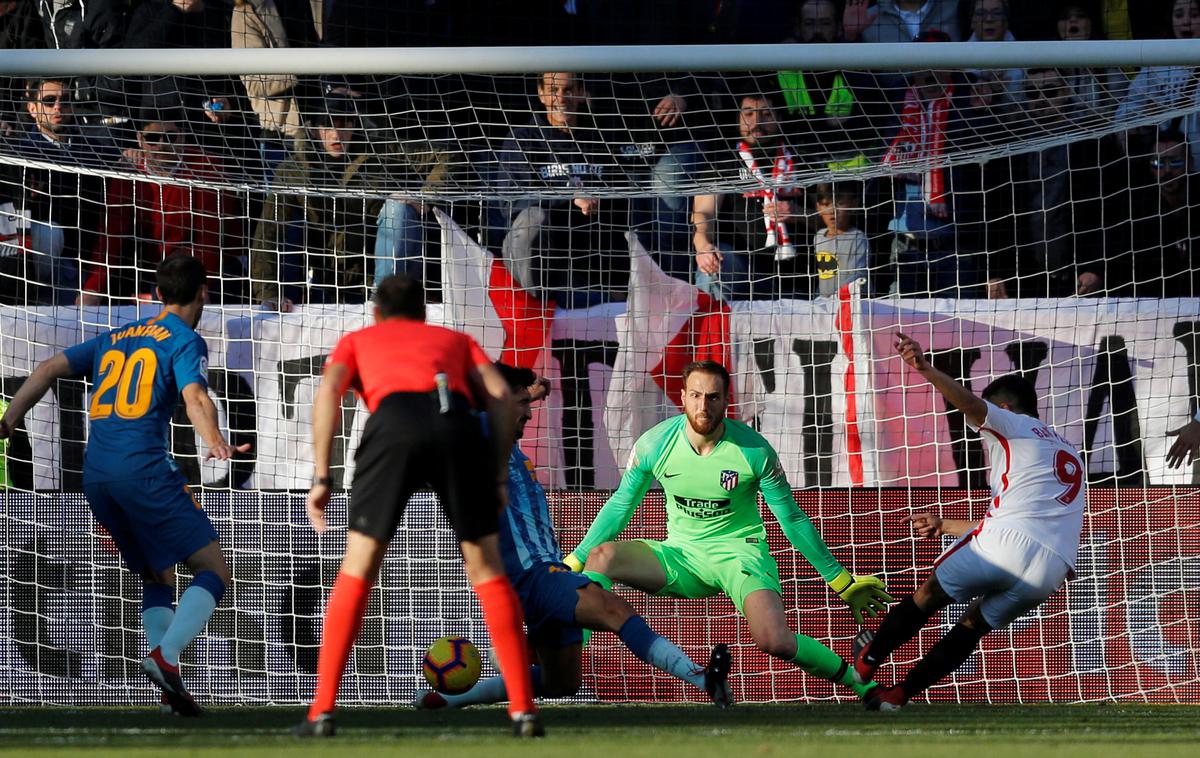 Jan Oblak | Po temle strelu Wissama Ben Yedderja je Jan Oblak prejel prvi gol v letu 2019. | Foto Reuters