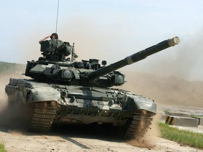 Putinu zmanjkuje goriva za tanke. To je država, ki jo prosi za pomoč.