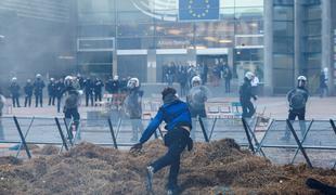Jezni kmetje v Bruslju brez milosti nad evropske institucije #video