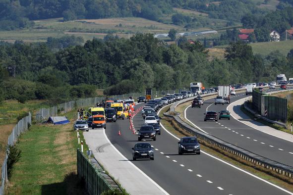 Huda nesreča avtobusa na poti na romanje: vsaj 12 mrtvih in več kot 30 ranjenih  #foto