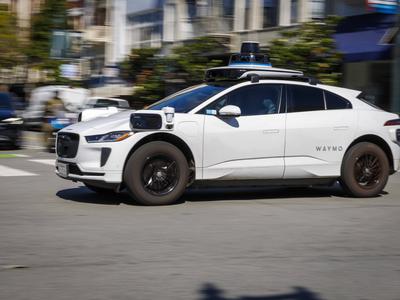 Ženska na poti v bolnišnico rodila v samovozečem taksiju