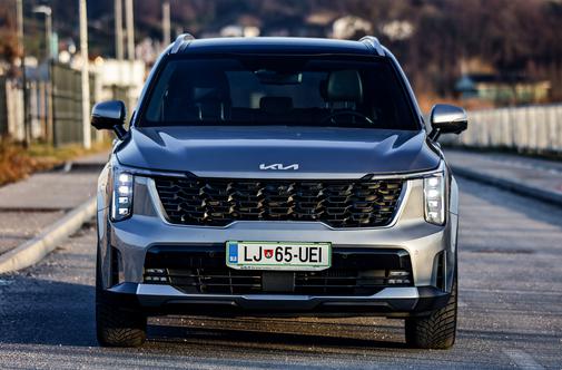 Eno najbolj udobnih in prostornih vozil SUV, ki ma tudi zanimive dodatke #video