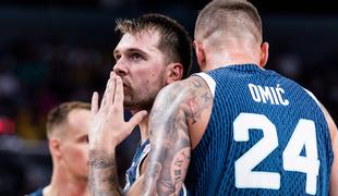 Luka Dončić z zanimanjem pogleduje proti Sloveniji