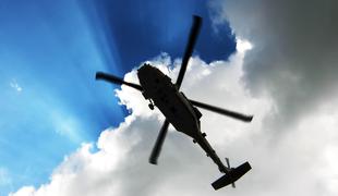 Helikopter zasilno pristal na hrvaškem otoku, dva poškodovana