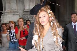 Ekskluzivno: Lady Gaga v poslovnem kostimu? Ne popolnoma.