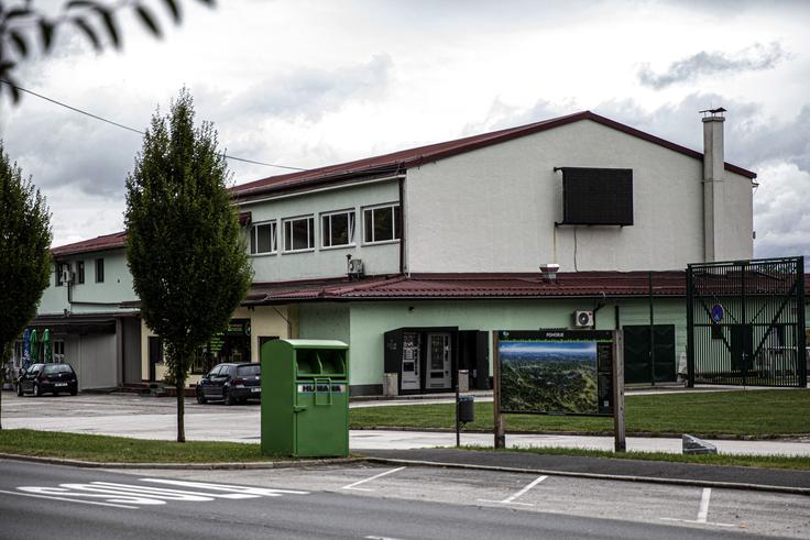 Dvorana, v kateri je kot osnovnošolec več let treniral judo. Judoist je bil tudi brat Žiga, pred tem pa tudi dedek in oče. | Foto: Ana Kovač
