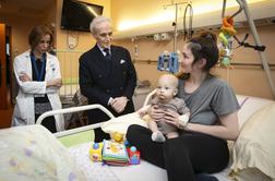 Carreras 27 ur pred koncertom obiskal najmlajše bolnike z rakom #foto