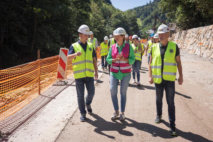Ministrica za infrastrukturo Alenka Bratušek si je na Gorenjskem ob drugi obletnici ujme ogledala rekonstrukcije državne cestne infrastrukture na relacijah Sorica, Gorenja vas-Todraž ter Trebija-Sovodenj. | Foto: STA