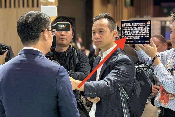 Ozadje: “plonklistki” tudi takrat, ko govori direktor #foto