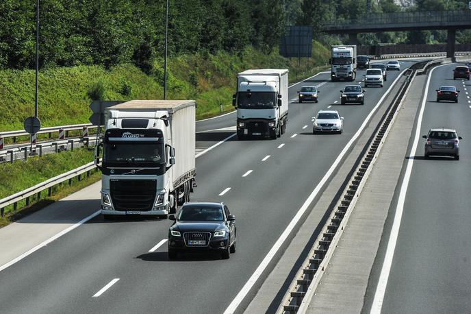 Tovornjakarji avtocesta | NEPN kot najbolj problematična izpostavlja vračila trošarin za dizelsko gorivo za komercialni namen (tovorna vozila in vozila za prevoz potnikov). | Foto Gašper Pirman