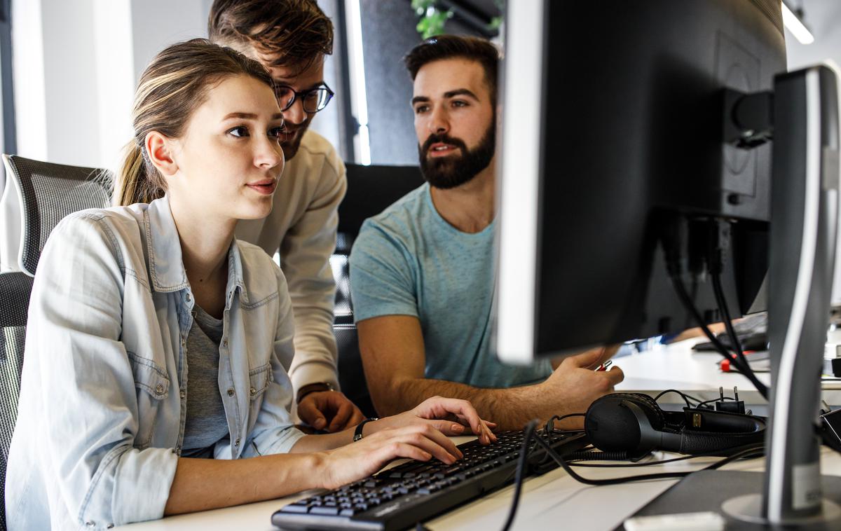 računalnik, pisarna, pisarniško delo | Foto Shutterstock