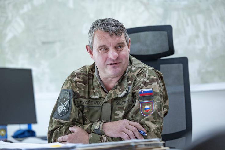 Letališče v Cerkljah opisuje kot eno najlepših: "Imamo sodobno infrastrukturo, nove objekte, relativno nove hangarje, gasilni dom. Letališče omogoča res dobre pogoje." | Foto: Ana Kovač