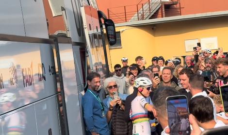 V živo: Pogačar kot nogometni zvezdnik, evforija na vrhuncu #video