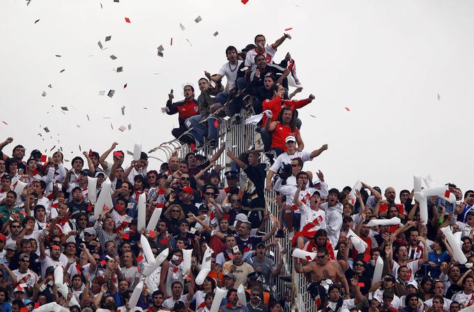 Nogometni navijači v Argentini so pogosto več kot samo to. | Foto: Reuters
