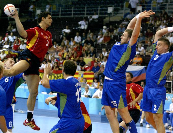 Slovenski rokometaši se neradi spominjajo visokega poraza s Španci na olimpijskih igrah v Atenah. | Foto: Reuters