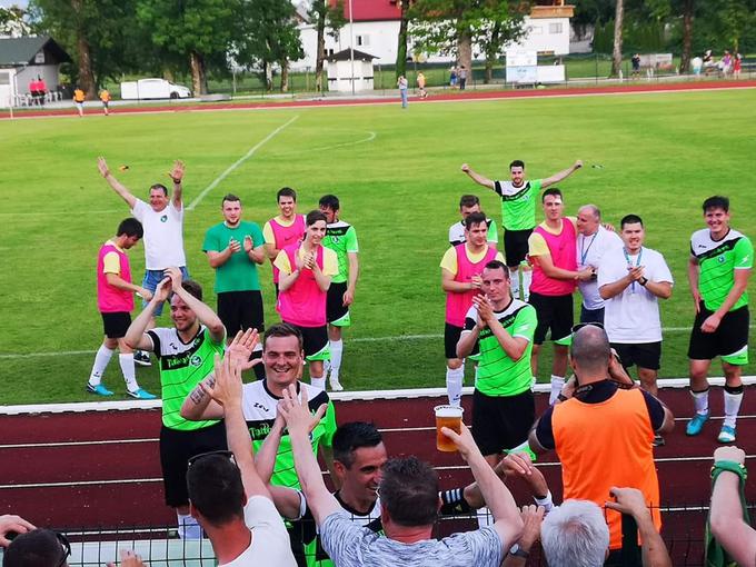 Veselje nogometašev Dravograda po nedeljskem remiju na Gorenjskem (0:0), s katerim so se uvrstili v drugo ligo. | Foto: NK Dravograd