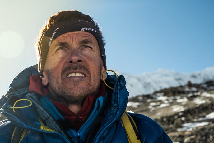 Davo Karničar | Rožle Bregar in Miha Kačič sta skupaj z Davom Karničarjem pripravljala dokumentarni film o njegovem življenju in dosežkih. Kljub temu, da Karničarja ni več med nami, Bregar zagotavlja, da bosta film končala. Na fotografiji: Karničar na Kalla Patarju v Nepalu, na višini 5.555 metrov, ko je po dolgem času spet zagledal Everest in se spominjal smučarskega spusta izpred skoraj 20 let. | Foto Rožle Bregar