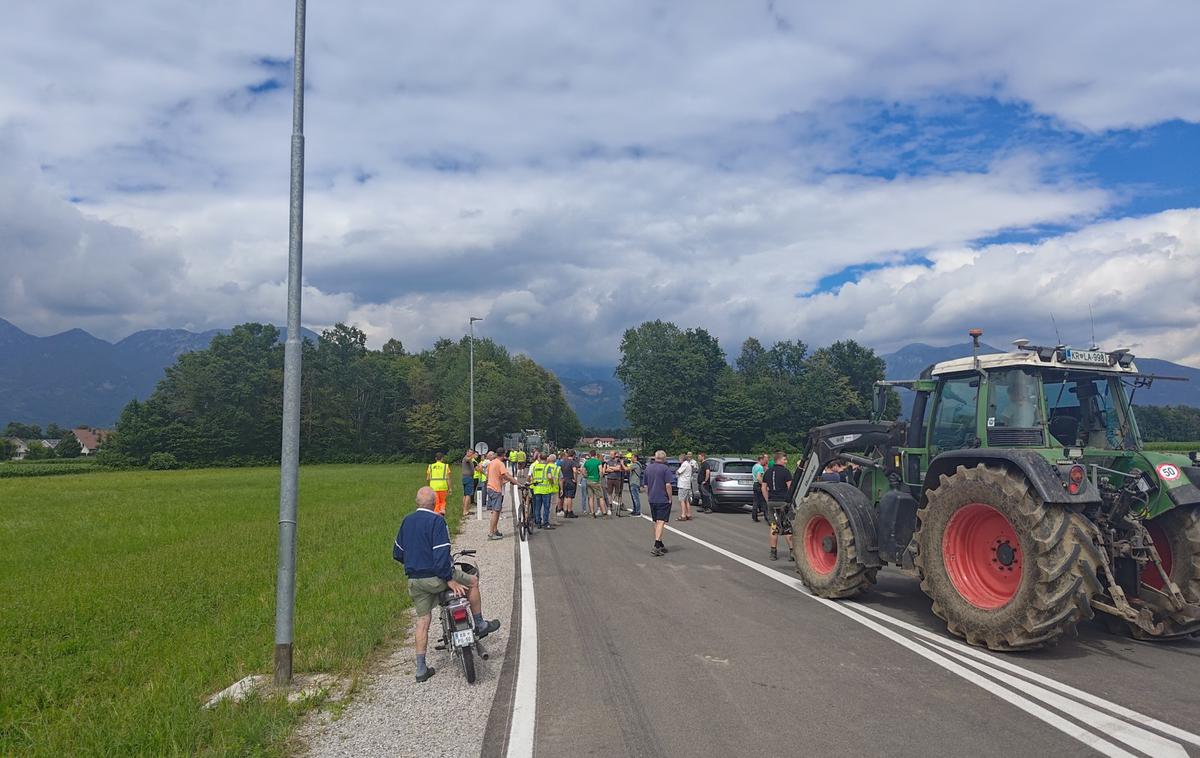 Traktorji | Dolgo pričakovano cesto so odprli v začetku meseca, kmetje pa so zaradi prometne ureditve takoj izrazili nezadovoljstvo. | Foto STA