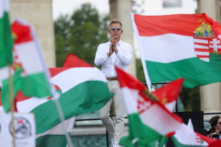 Magyarjev vzpon na oblast se je začel leta 2024, ko je izbruhnila afera s pomilostitvijo zapornika Endreja Konyaja, ki je prikrival pedofilijo v domu za otroke in mladostnike. Pomilostitev je predlagal kalvinistični škof Zoltan Balog, ki je med letoma 2012 in 2018 minister v Orbanovi vladi. Ta afera, ki je odnesla tudi nekdanjo Magyarjevo ženo Judit Varga, je bila odskočna deska za Magyarja, ki je začel Fideszovo oblast obtoževati korupcije in uspešno zbiral množice na svojih shodih.  | Foto: Reuters