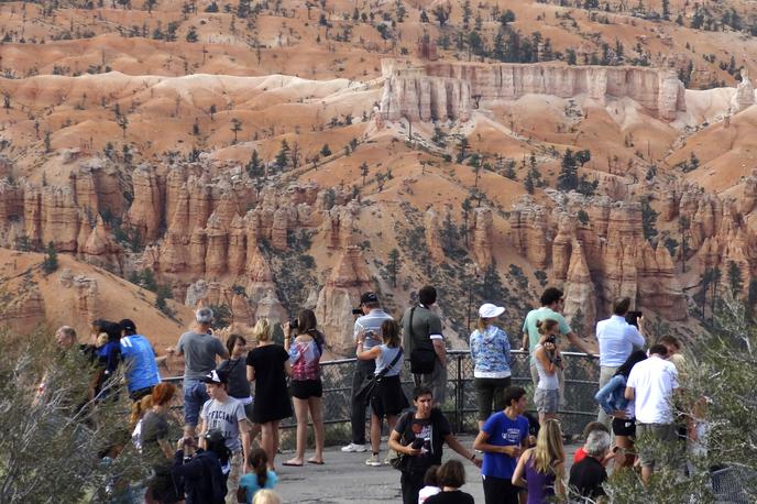 Razgledna ploščad v narodnem parku Bryce Canyon | Mačko so našli ob truplih 45-letnika in 58-letnice, ki naj bi padla z razgledne ploščadi v narodnem parku Bryce Canyon skupaj s hišnim ljubljenčkom. | Foto Reuters