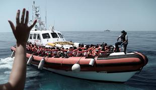 Humanitarna ladja Aquarius z migranti znova obtičala sredi morja