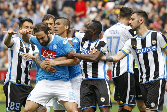 Argentinskega zvezdnika so morali miriti nogometaši Udineseja in soigralci. | Foto: 