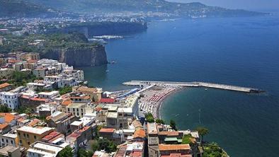 Destinacija leta je Sorrento, med slovenskimi Maribor