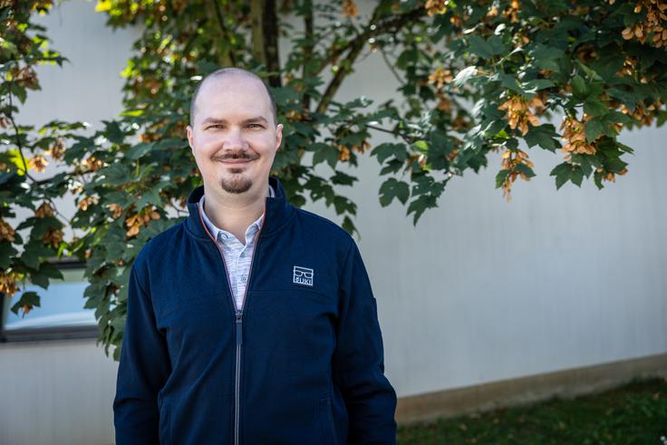 "Zagotovo šola da dobre temelje. Dejstvo pa je, da k meni pridejo dijaki že z eno učno izkušnjo. Za njimi je že devet let osnovne šole. Mi bolj krpamo, kar se še da zakrpati. Težko spreminjamo vedenjske vzorce." | Foto: Gaja Hanuna