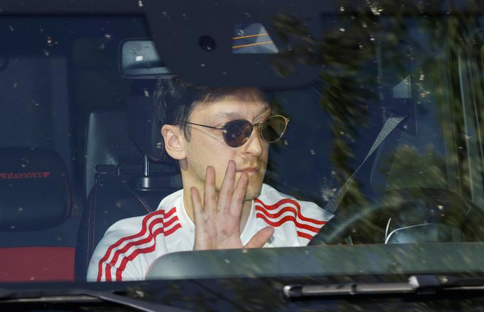 Mesut Özil je prekinil pogodbo s Fenerbahčejem in pol ure kasneje podpisal z mestnim tekmecem Basaksehirjem. | Foto: Reuters