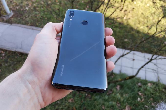 Huawei se je pri oblikovanju letošnje različice  P Smart res potrudil ustvariti iluzijo, da v rokah držimo telefon, ki lahko korak drži s pošastjo, kot je Mate 20 Pro, in ne skoraj štirikrat cenejšega vstopnega modela.  | Foto: Matic Tomšič